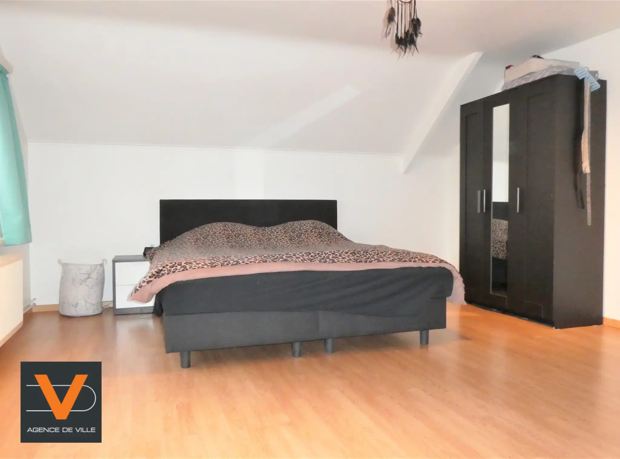 Prachtige koppelwoning met zonnig terras van 16m² en 2 autostaanplaatsen. Veel lichtinval door de grote ramen. foto 16