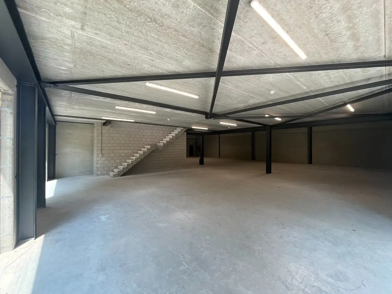 Showroom + kantoren foto 6