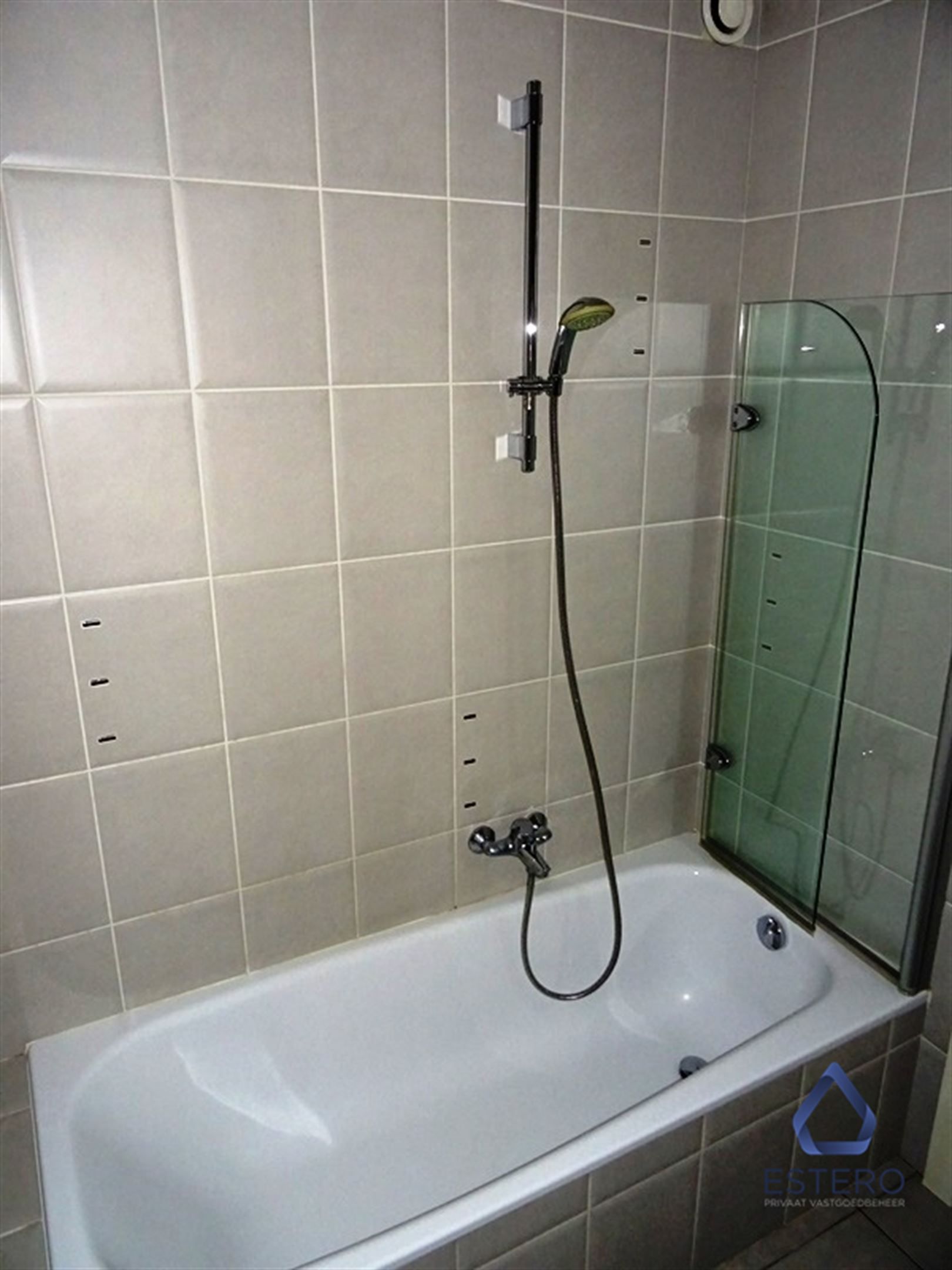 Leuk gelijkvloers appartement met groot terras, aangelegd tuintje en garagebox foto 9