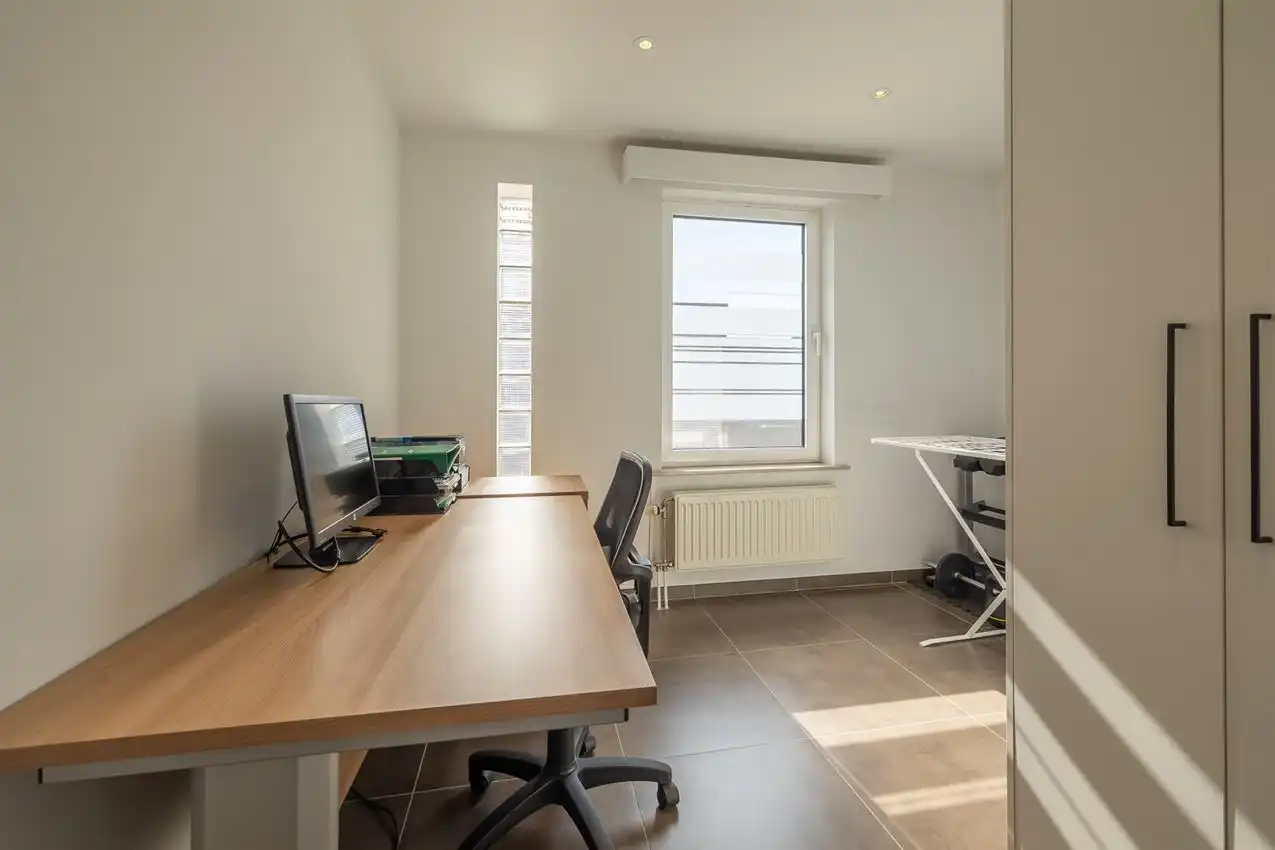 Appartement met twee slaapkamers, terras en autostaanplaats te midden van centrum foto 18