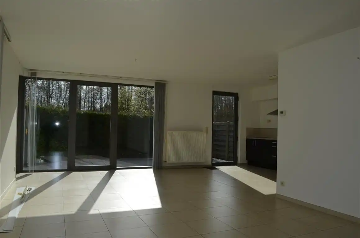 Recent gelijkvloers appartement met twee slaapkamers en privé garage aan de kanaalkom van Leopoldsburg. foto 4