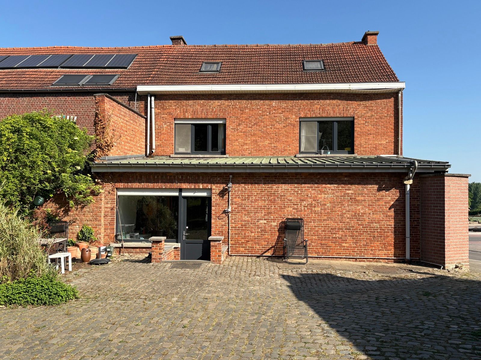 Te renoveren woning met veel potentieel  foto 19