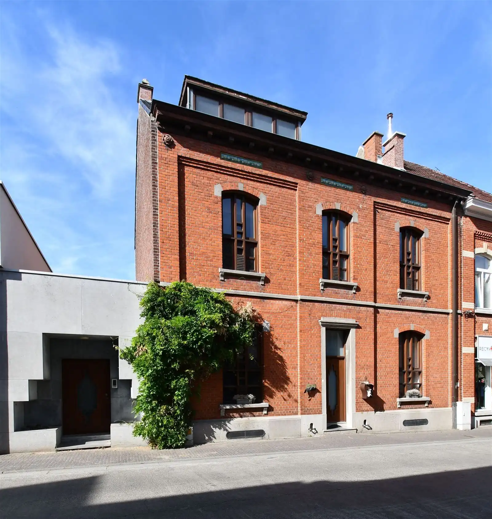 Herenhuis met 6 slaapkamers in het centrum van Lennik   foto {{pictureIndex}}