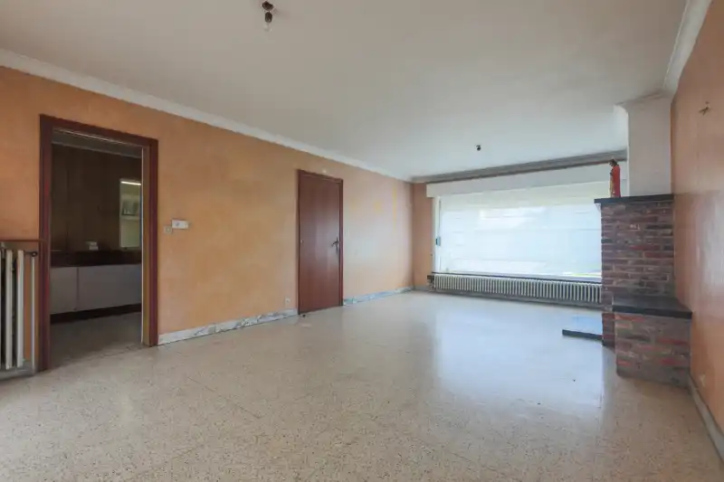 Rustig gelegen, ruime te renoveren woning met 4 slaapkamers, tuin en garage op 262m2 . foto 2