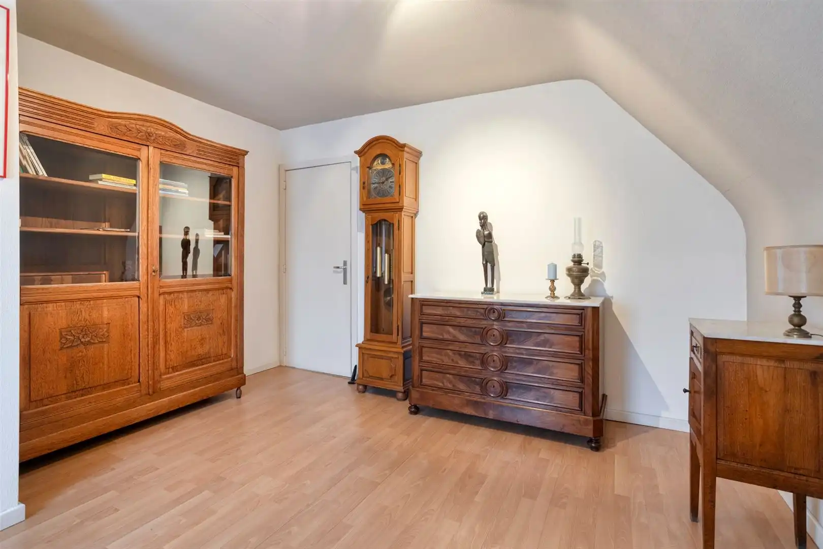 Rustig gelegen open bebouwing met 3 slaapkamers en garage op een perceel van 556 m². foto 18