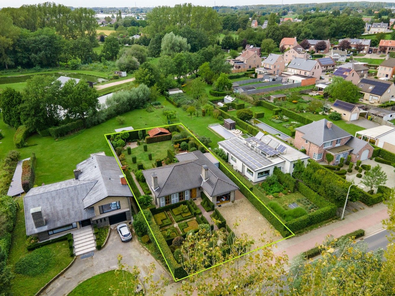 Prachtig onderhouden laagbouwwoning met drie slaapkamers op een perceel (W) van 1.000 m²! foto 1