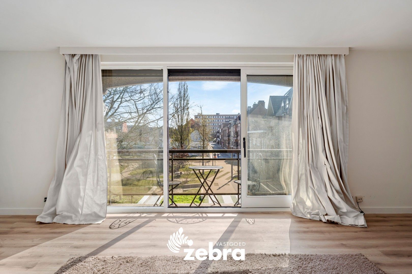 Prachtig & lichtrijk appartement met uitzicht op de Melkmarkt te Izegem! foto 3