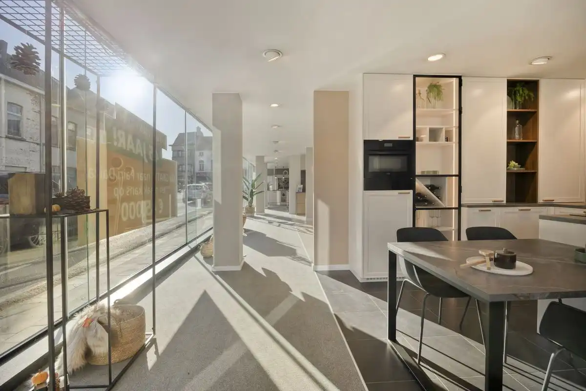 HIGH-END COMMERCIEEL GEBOUW OP BAANLOCATIE MET RUIME PRIVE PARKING foto 9
