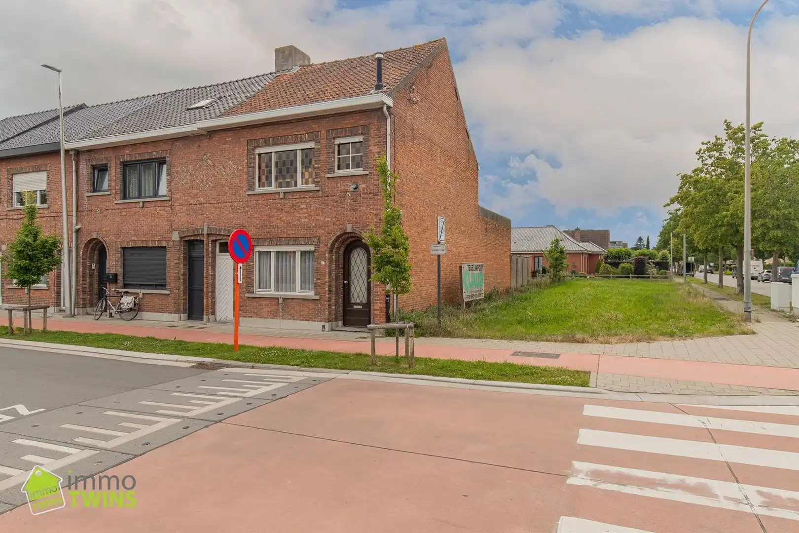 Hoofdfoto van de publicatie: Te renoveren woning met uitweg, garage en tuin te Zele | BEZOEKDAG op afspraak
