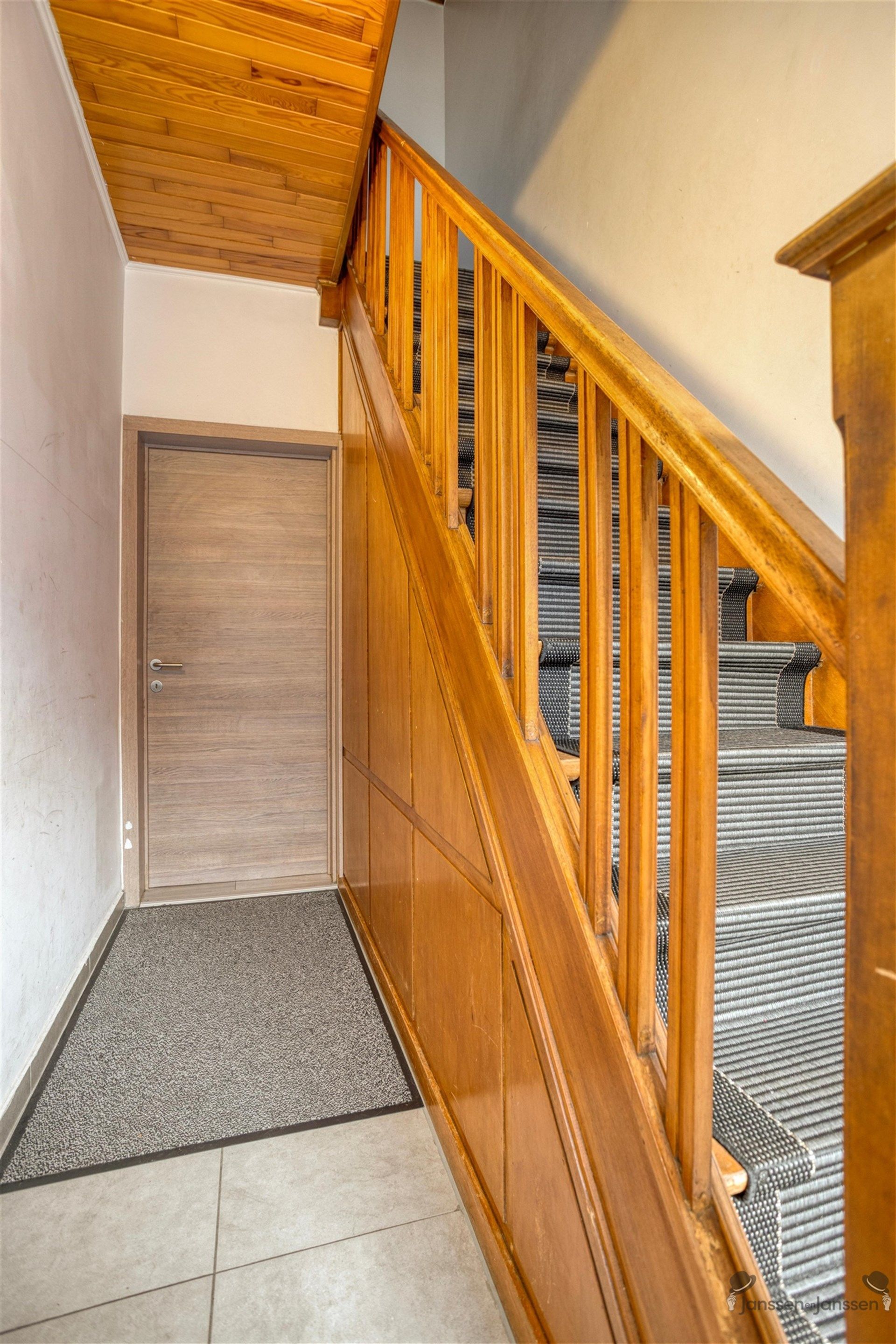 Karaktervolle rijwoning met 4 slaapkamers foto 2