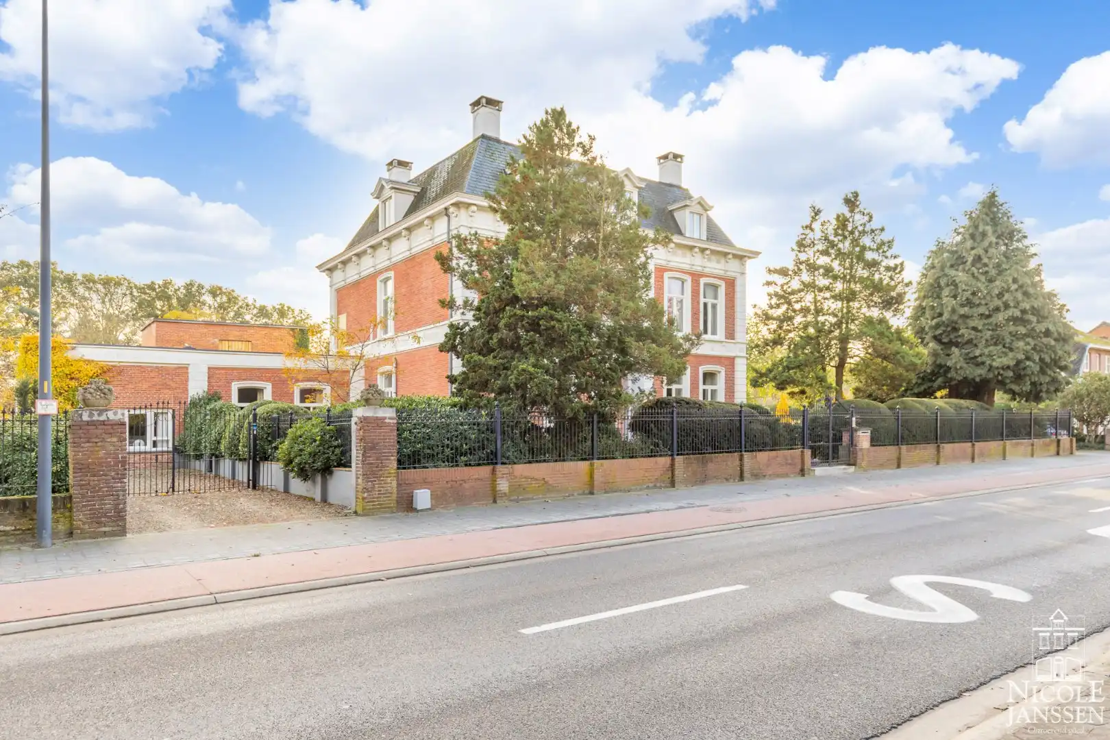 Hoofdfoto van de publicatie: Authentiek herenhuis met conciërgewoning