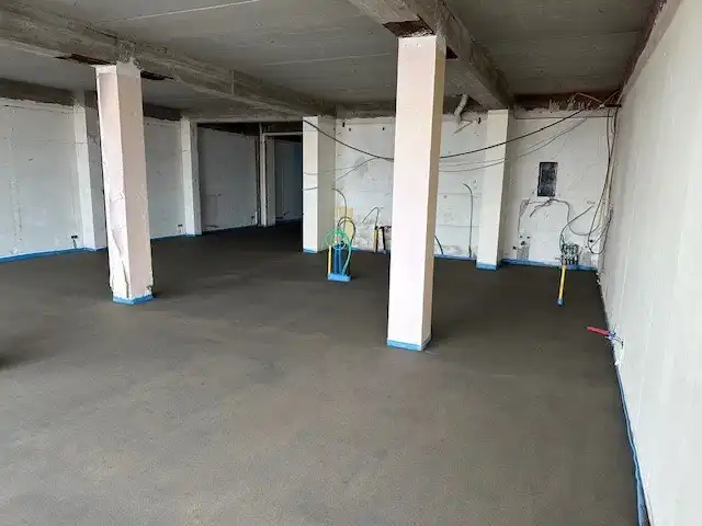 Handelspand  op topligging  .  Strandplein.   Ruim 200 m2  .       Tegen 1 juni volledig nieuw afgewerkt.   Zowel te koop of te huur.   foto 22