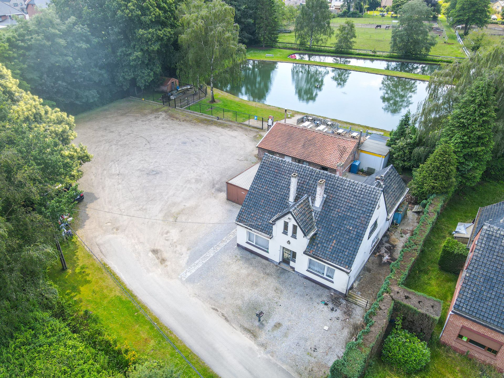 Idyllisch gelegen woning met kantine en vergunde visvijvers! foto 9