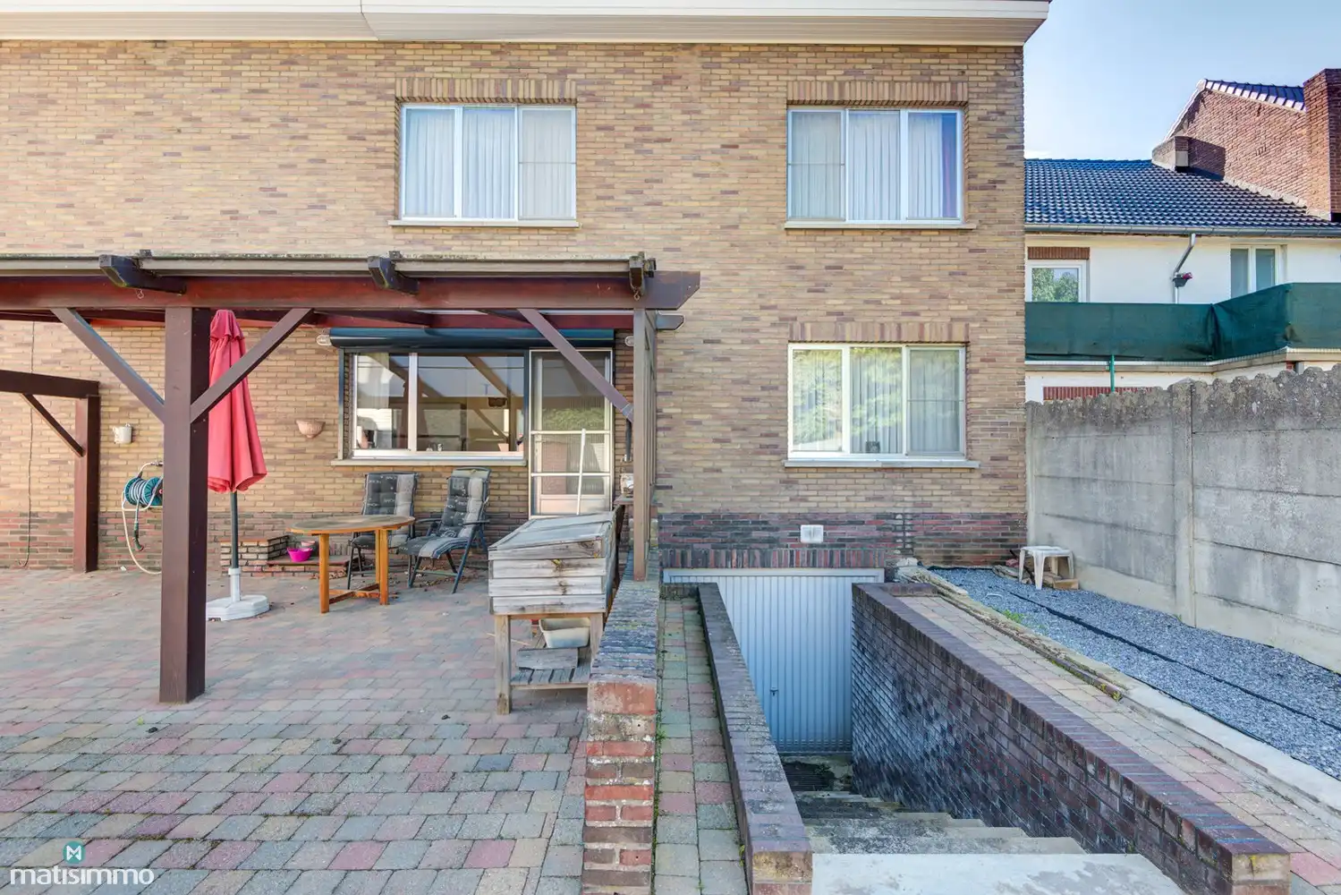 ZEER RUIME WONING MET 5 SLAAPKAMERS, HANDELSRUIMTE EN GROTE VRIJSTAANDE GARAGE OP GUNSTIGE LOCATIE IN LANAKEN foto 40