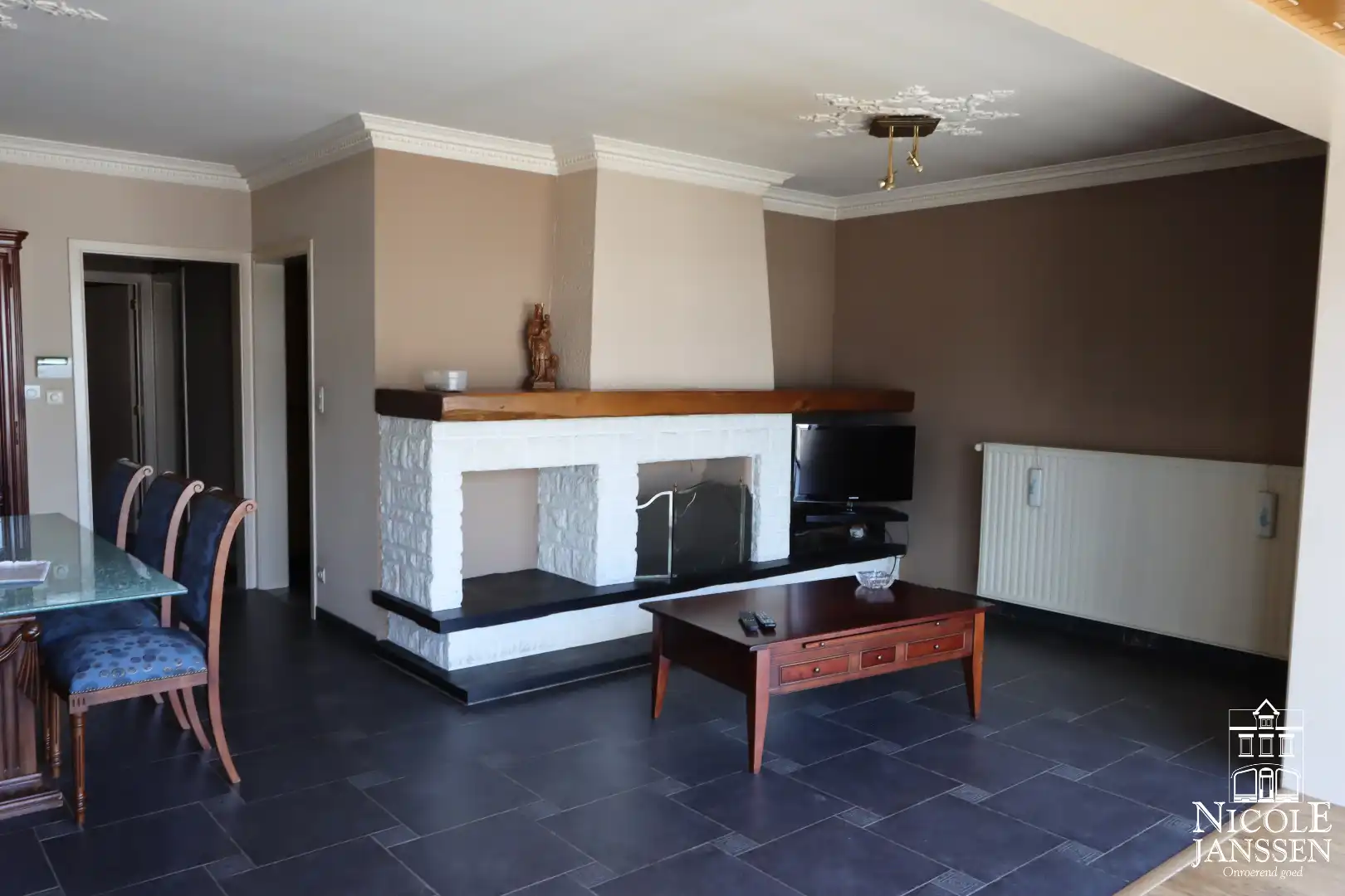 Handelspand met bovenliggend appartement gelegen op een gunstige locatie foto 9