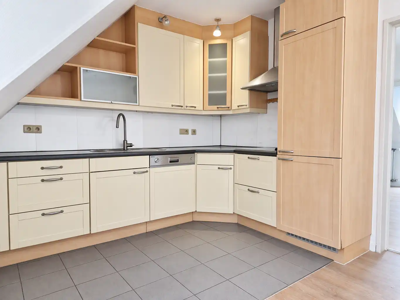 Dakappartement met 1 slpk + extra zolderruimte in Arendonk. foto 5