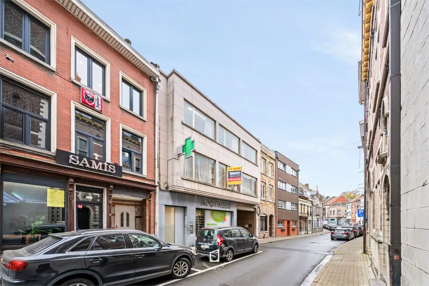 ERG RUIME MULTIFUNCTIONELE EIGENDOM MET 3 GARAGES foto {{pictureIndex}}