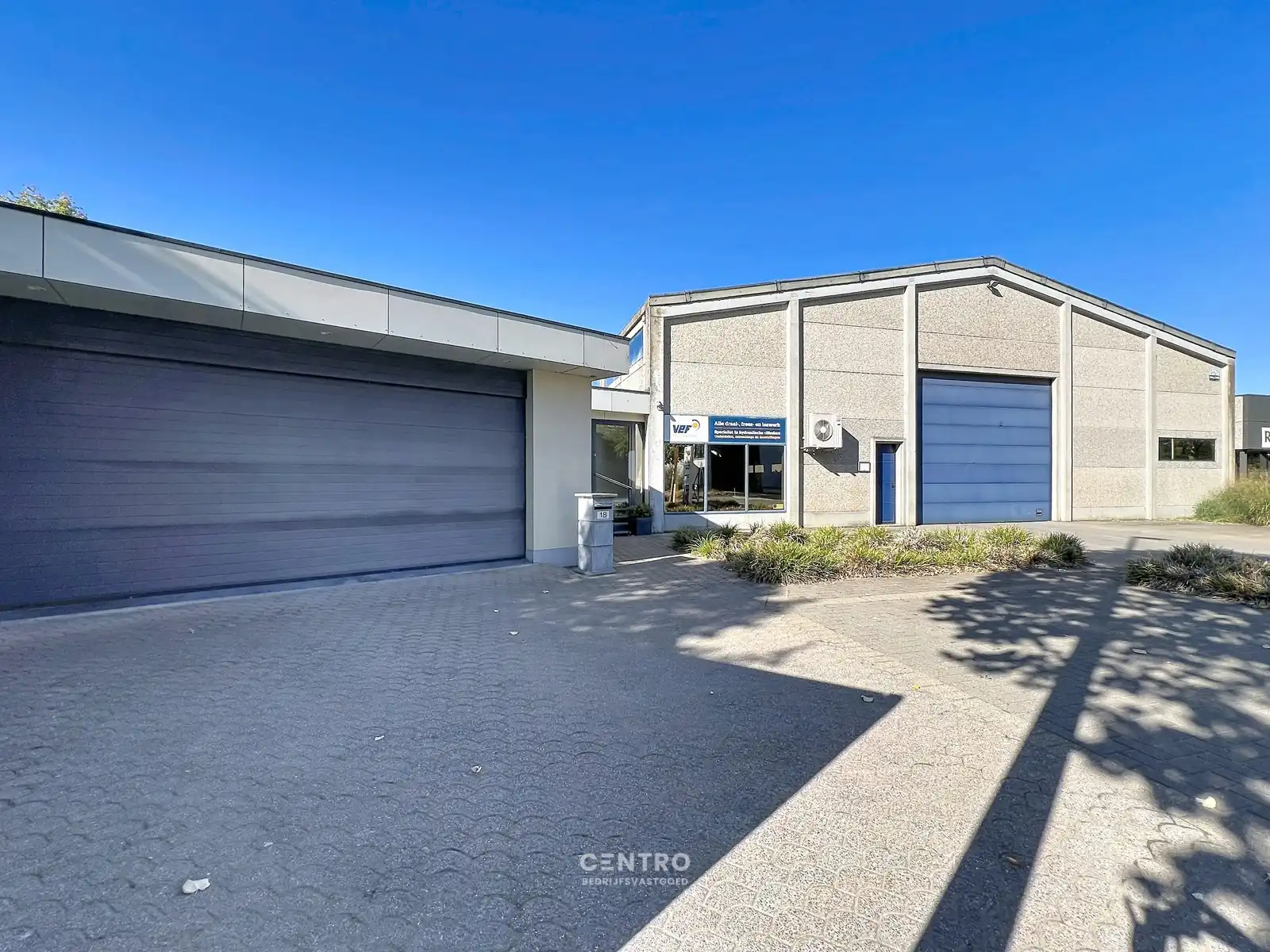 Magazijn met bureel (± 840m²) op INDUSTRIEZONE met gelijkvloerse LICHTRIJKE woonst  (o.a. 3 slpks, 2 garages,...)  op een prachtig HOEKperceel van 2.061 m² te Diksmuide! foto 6