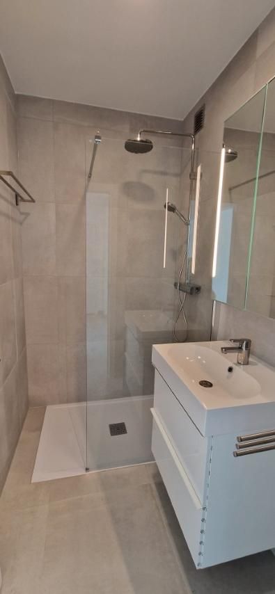 Volledig vernieuwd APPARTEMENT op de 4de verdieping met 2 slaapkamers, ondergrondse kelder en garage in het hoofdgebouw foto 21