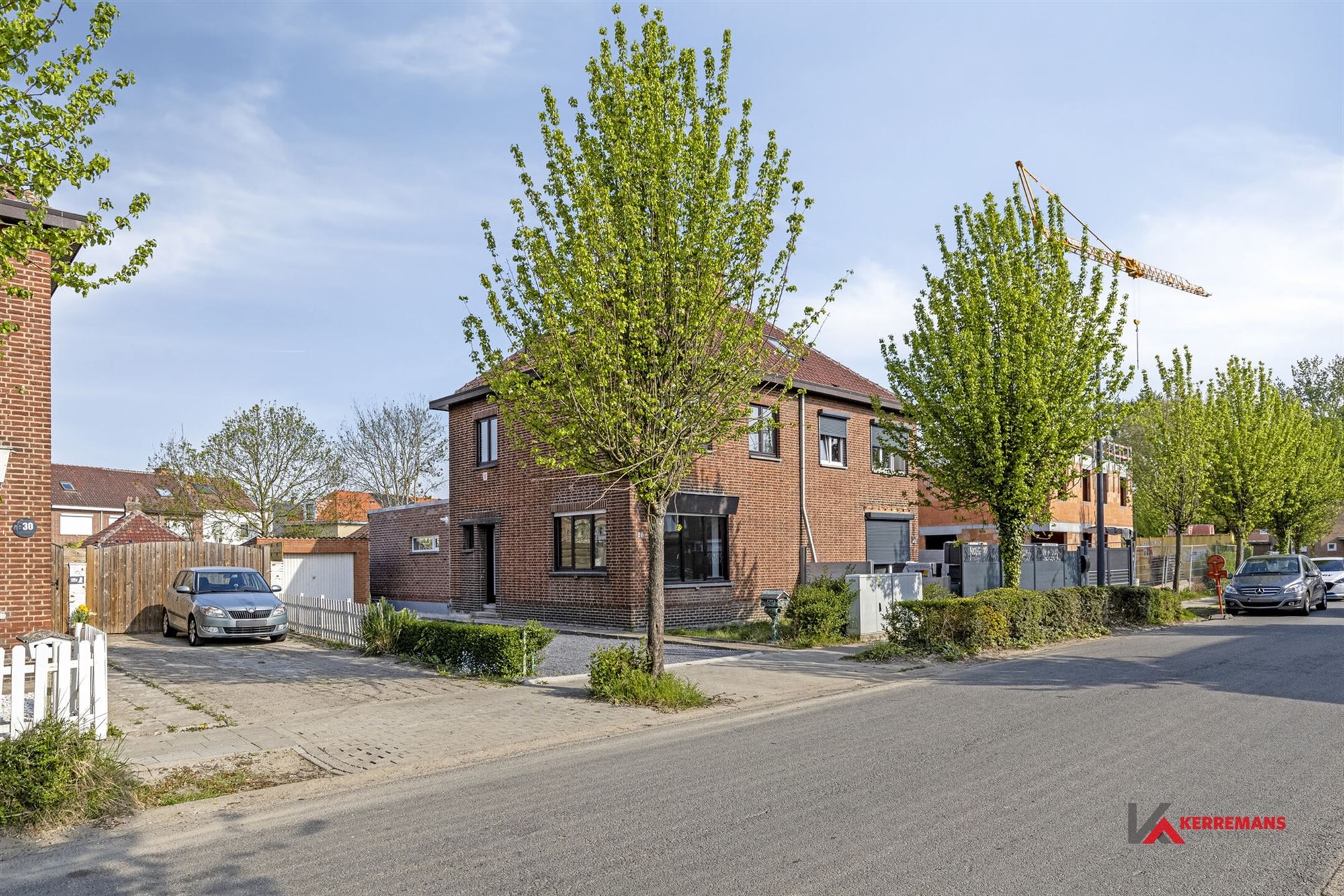 Half open bebouwing met 4 slaapkamers, tuin en garage. foto 2