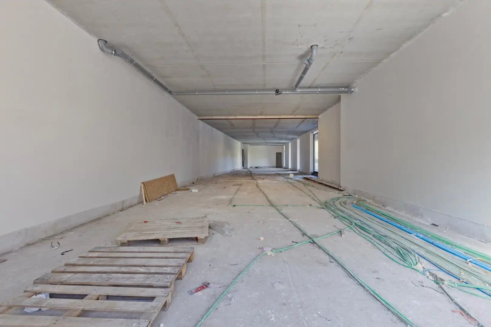 GELIJKVLOERS HANDELSPAND met KELDERRUIMTE TE HUUR/TE KOOP OP A-LOCATIE IN HOUTHALEN CENTRUM   foto 10