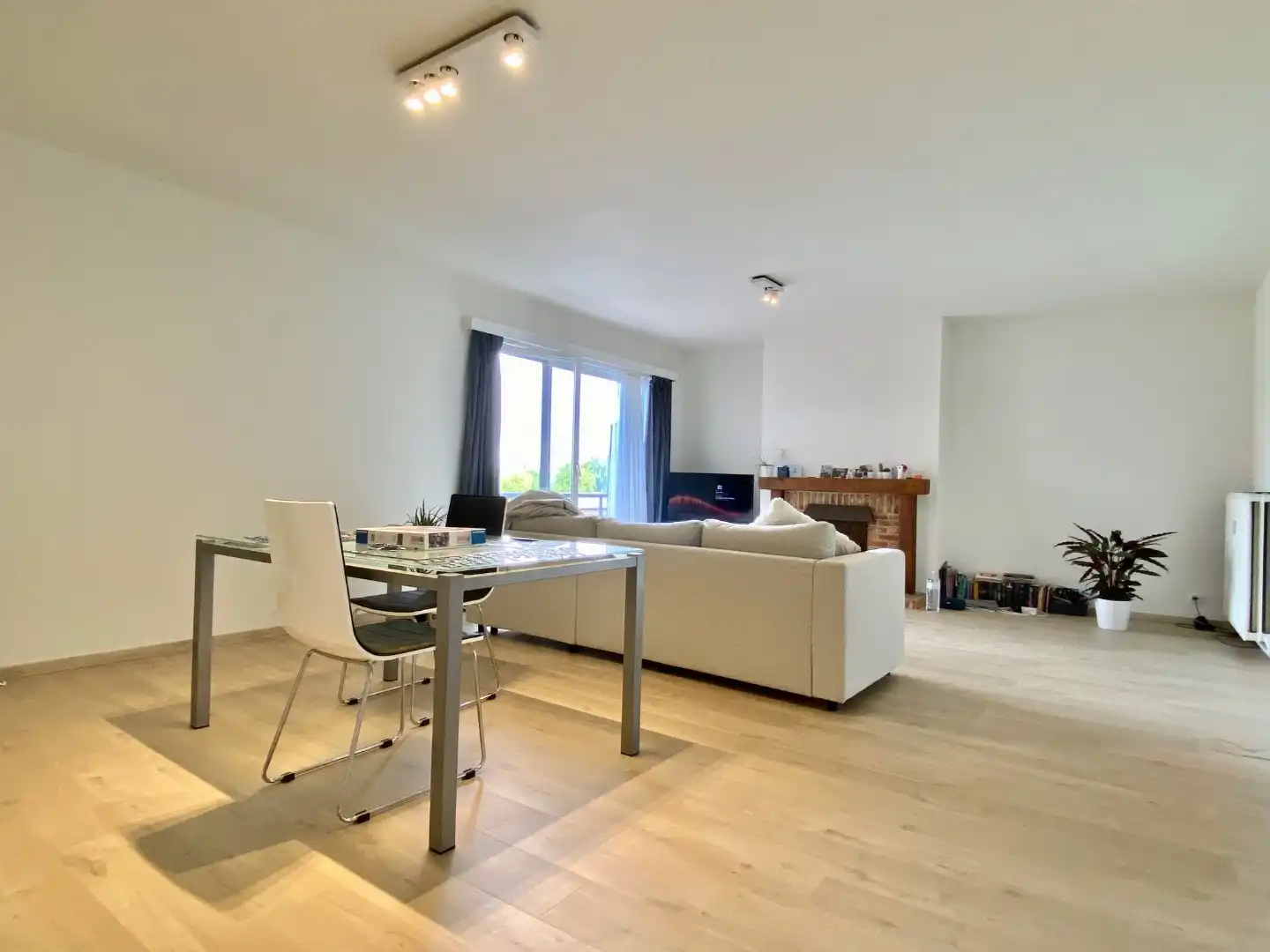Ruim en lichtrijk appartement met 2 slaapkamers en autostaanplaats te huur in Kuurne! foto 3