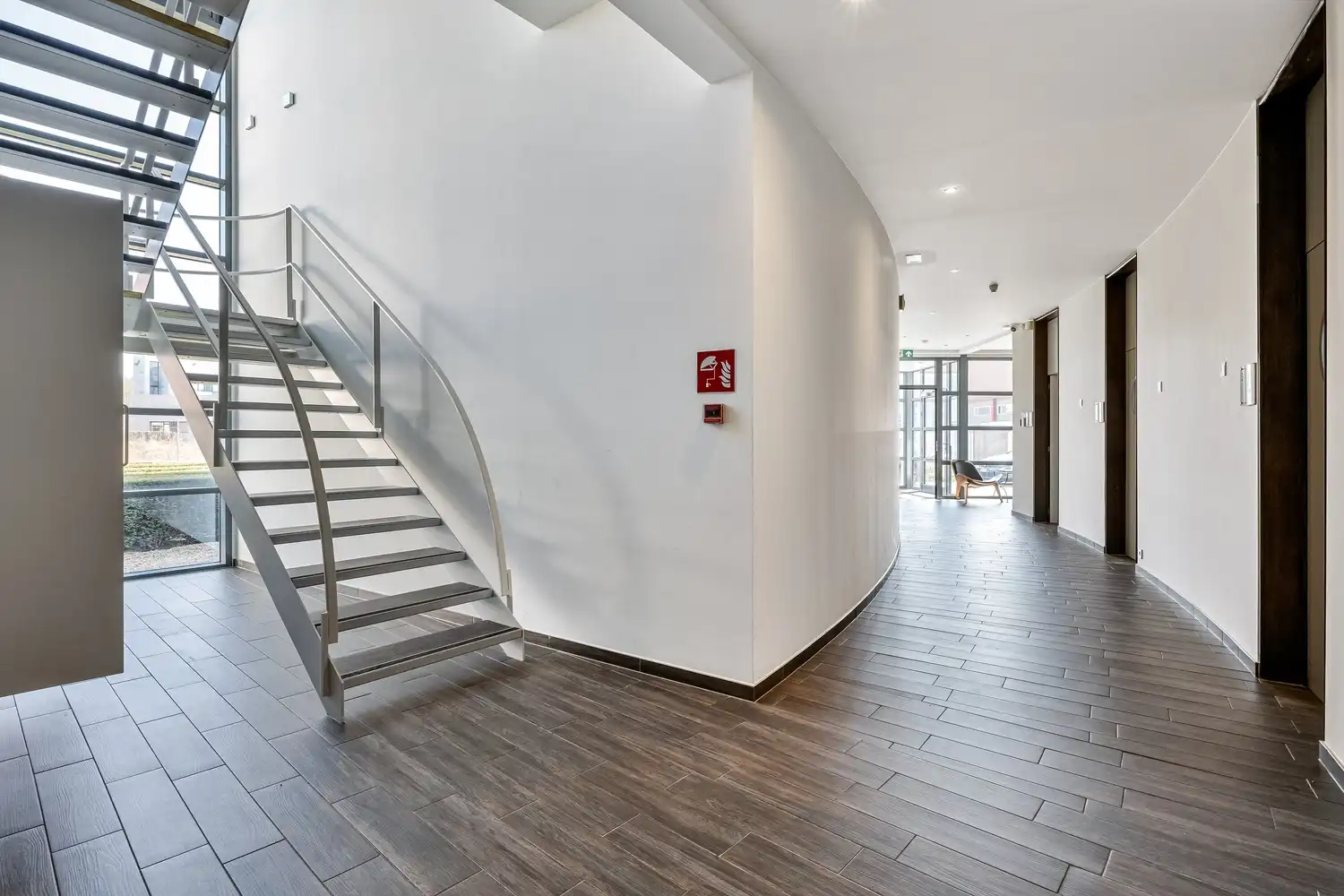 Ruim en strategisch gelegen kantoorgebouw in Zwijnaarde (Gent) foto 5