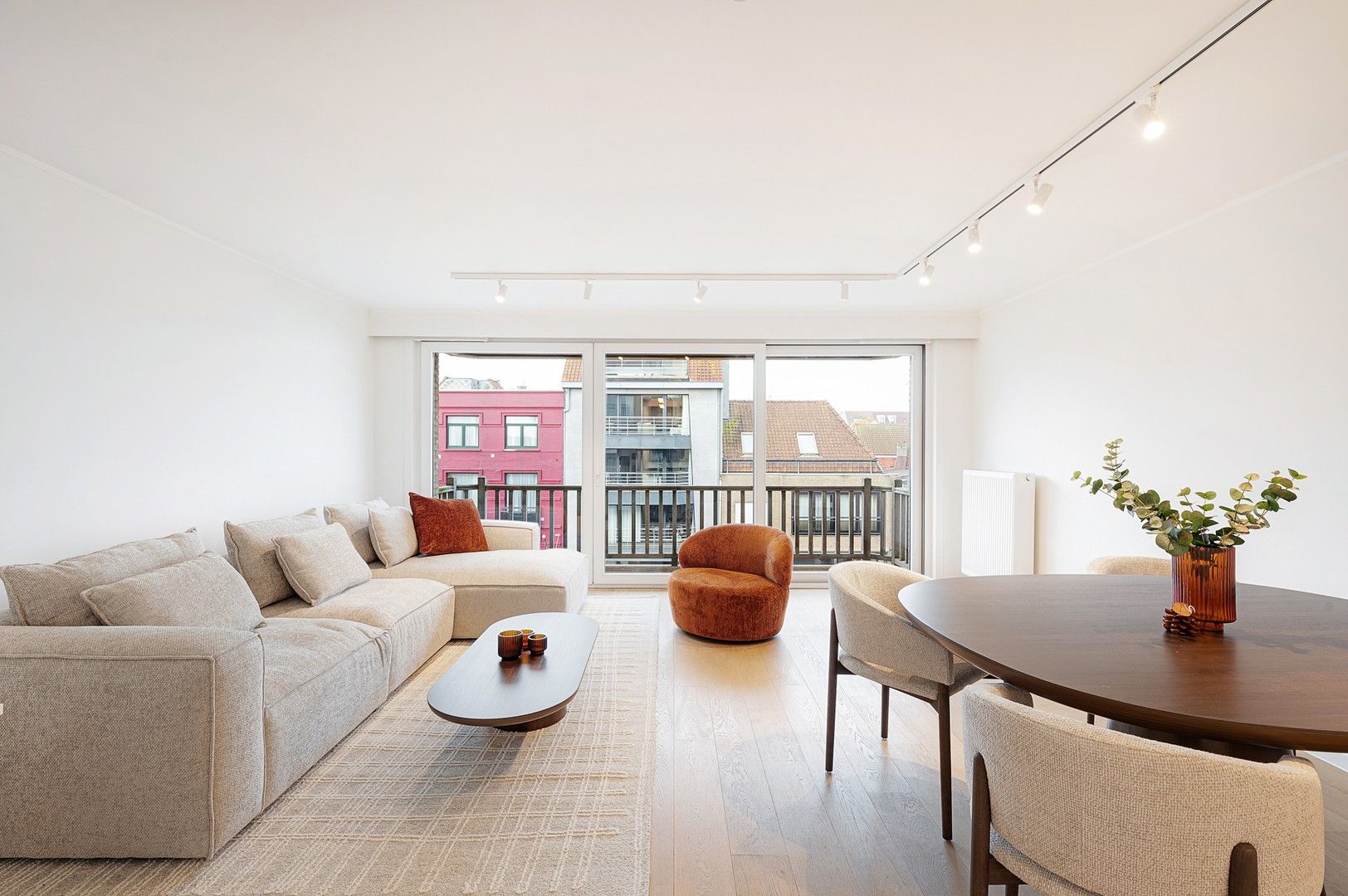 Hedendaags en lichtrijk appartement, centraal gelegen in Knokke. foto {{pictureIndex}}