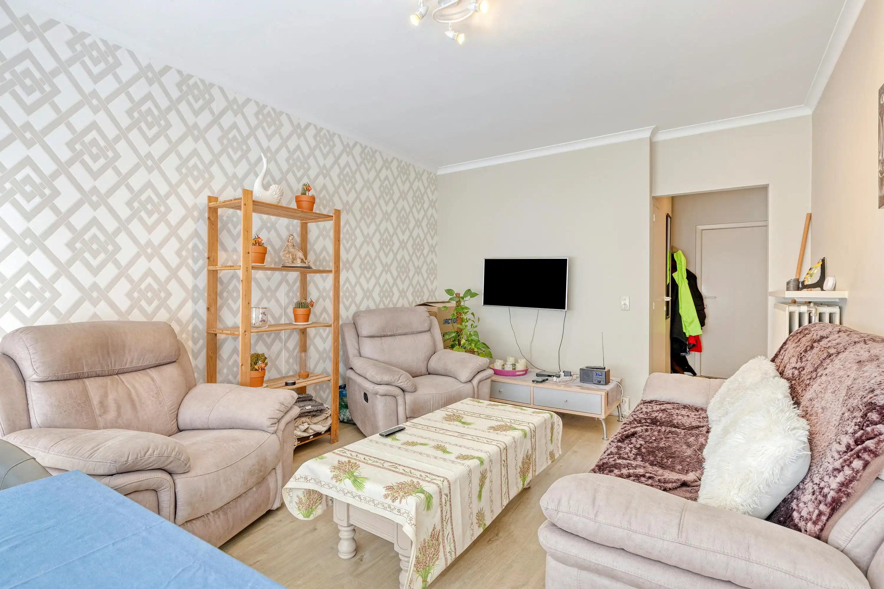 Lichtrijk en ruim appartement met terras te koop in Roeselare foto 2