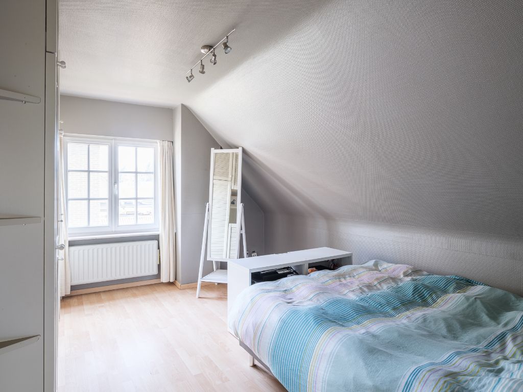 Instapklare, vrijstaande woning met zwembad op een zonnig perceel, drie slaapkamers en de mogelijkheid voor een praktijkruimte in een rustige omgeving. foto 25