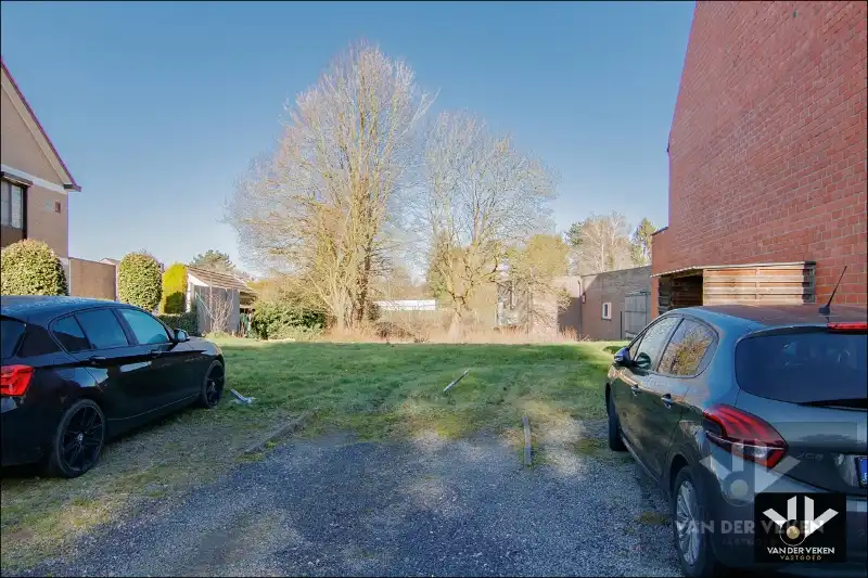 Rustig en toch centraal gelegen projectgrond voor appartementen of andere invulling op 4 aren 7 centiaren in het centrum van Diepenbeek! foto {{pictureIndex}}
