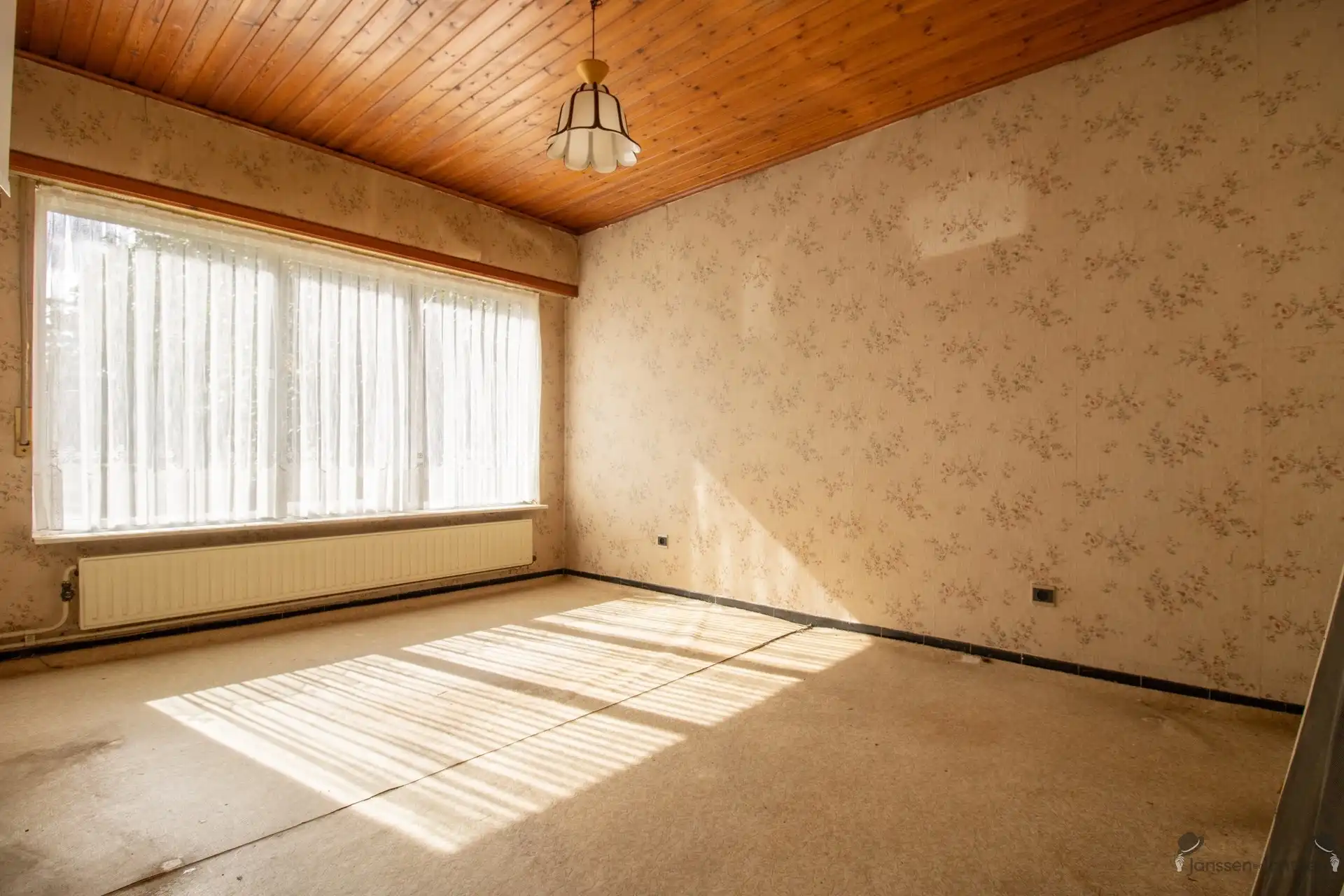 Rustig gelegen te renoveren woning met 5 slaapkamers, ruime garage op 3.990 m² foto 9