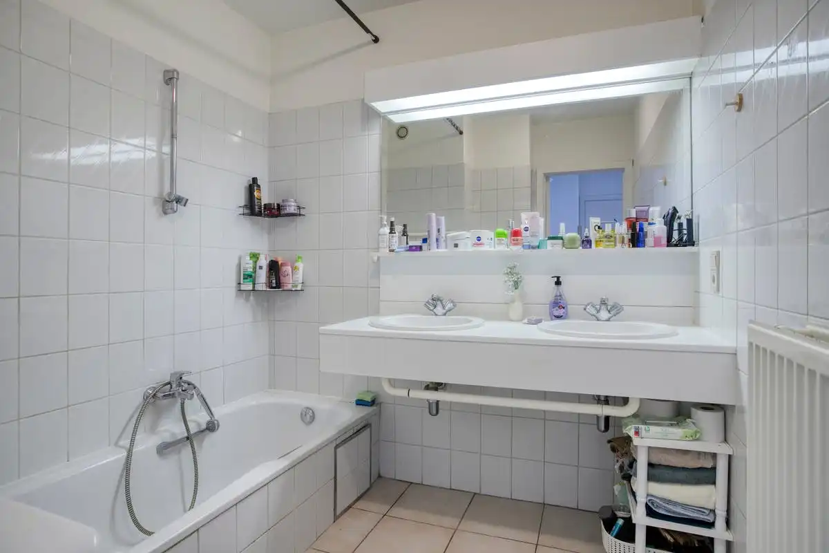 Verzorgd 2-slaapkamerappartement aan het Stationsplein foto 9