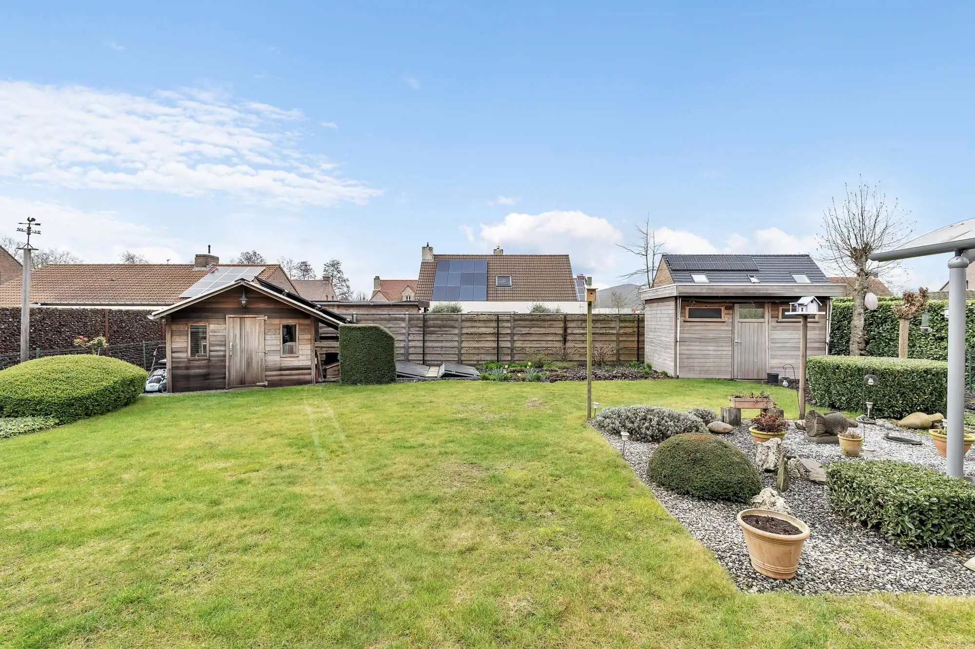 Open bebouwing met tuin, zonnepanelen en garage foto 22