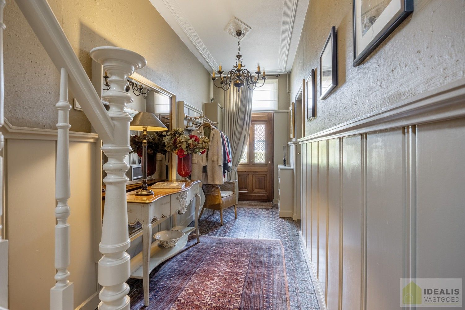 RUIME, CHARMANTE EN INSTAPKLARE WONING IN HARTJE HAMONT! HEERLIJKE WOONKAMER VOORZIEN VAN PARKET EN MET HAARD, LICHTRIJKE KEUKEN MET DIRECTE TOEGANG TOT PRACHTIGE VERANDA, 4 SLAAPKAMERS, RUIME GARAGE EN PRACHTIG AANGELEGDE TUIN OP SCHITTEREND PERCEEL VAN 7A 55CA IN HET HARTJE VAN HAMONT-ACHEL EN OP SLECHTS ENKELE MINUTEN VAN DE NEDERLANDSE GRENS! foto 2