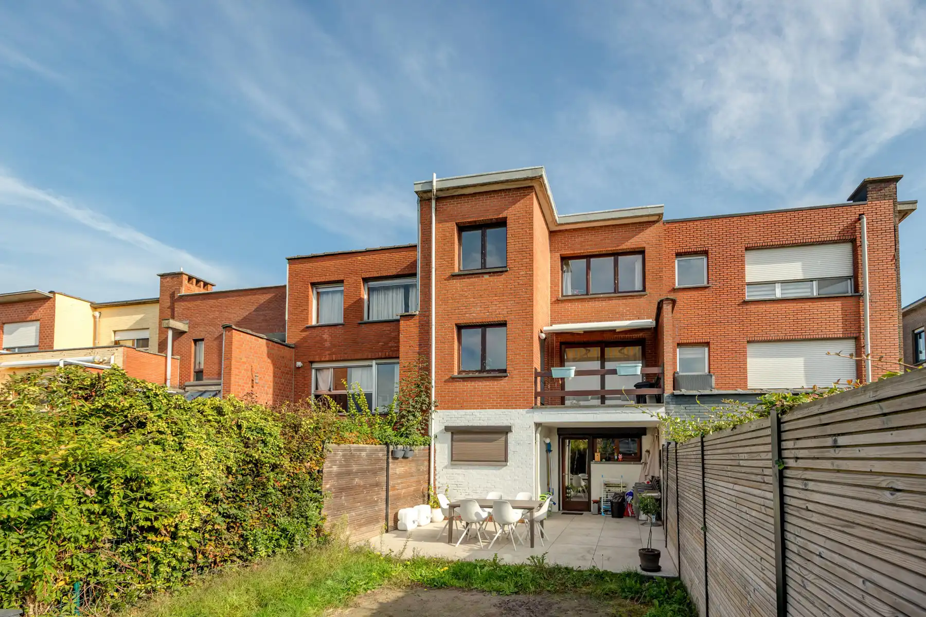 Ruime woning met 3 aangename slaapkamers, garage en tuin foto 12
