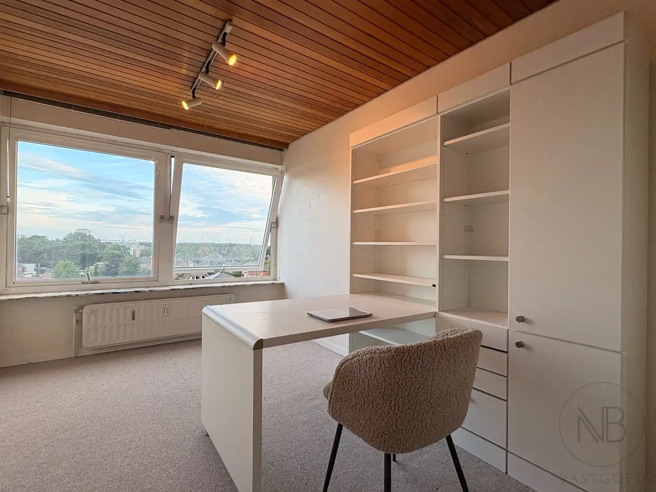 Stijlvol gerenoveerd en bemeubeld appartement met panoramisch uitzicht in hartje Genk foto 10
