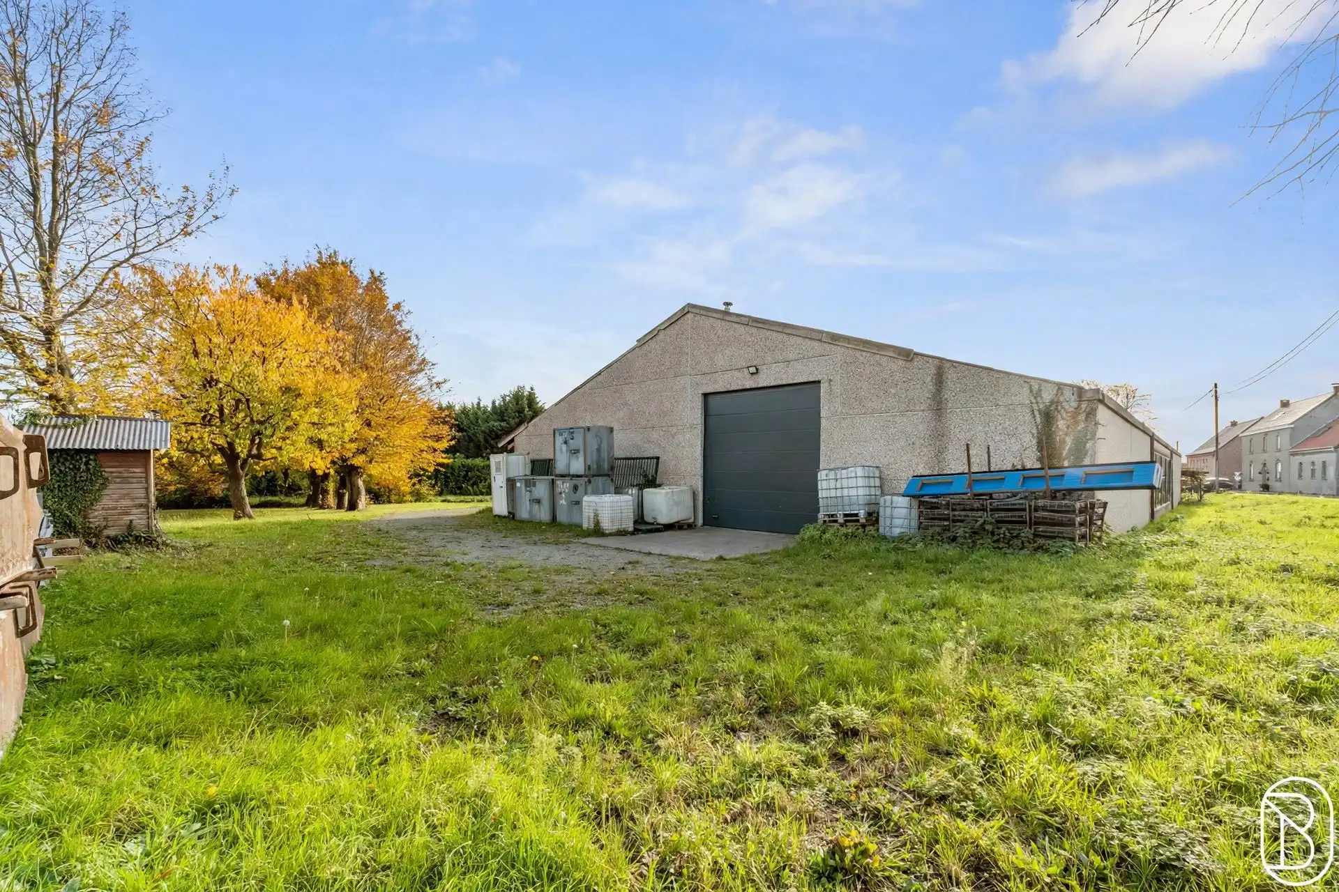 Commercieel gebouw van 750 m² met woning en parking. foto 8