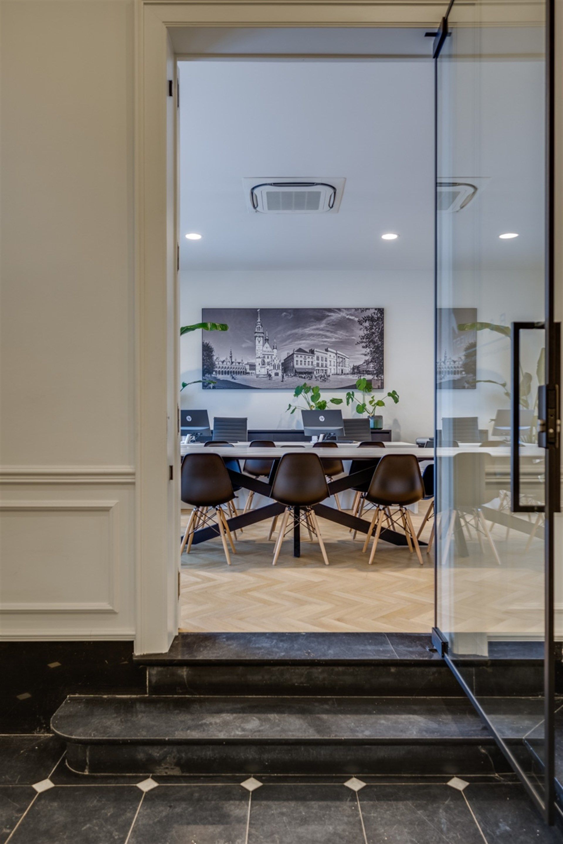 Representatief kantoor- of handelspand op topligging aan het Keizersplein in Aalst foto 7