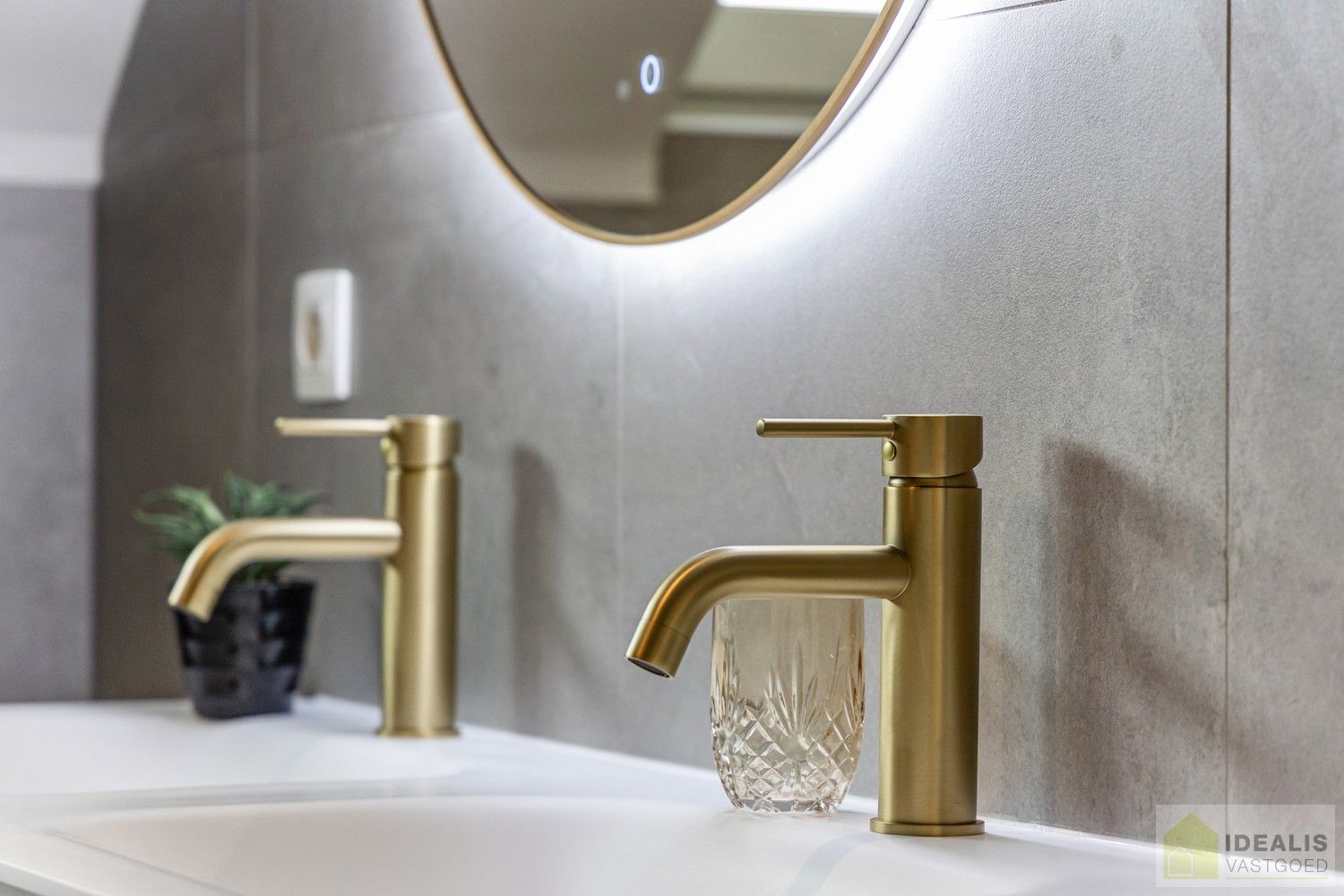 IDEALIS VASTGOED – Schitterend volledig vernieuwde woning met een heerlijke open leefruimte, luxe keuken, 3 ruime slaapkamers, een ruime luxueuze badkamer én een ruime wasplaats! Dit heerlijke huis bevindt zich op een volledig nieuw aangelegd perceel van 7a 88ca vlakbij het centrum van Hamont-Achel, op slechts enkele minuten van de Nederlandse grens - EEN MUST VISIT! - foto 32