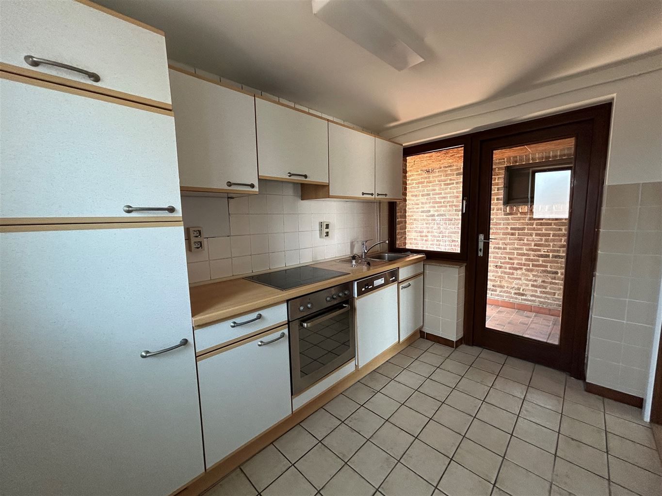 Ruim appartement met 2 slaapkamers en terrasje aan de Markt van Maaseik foto 5