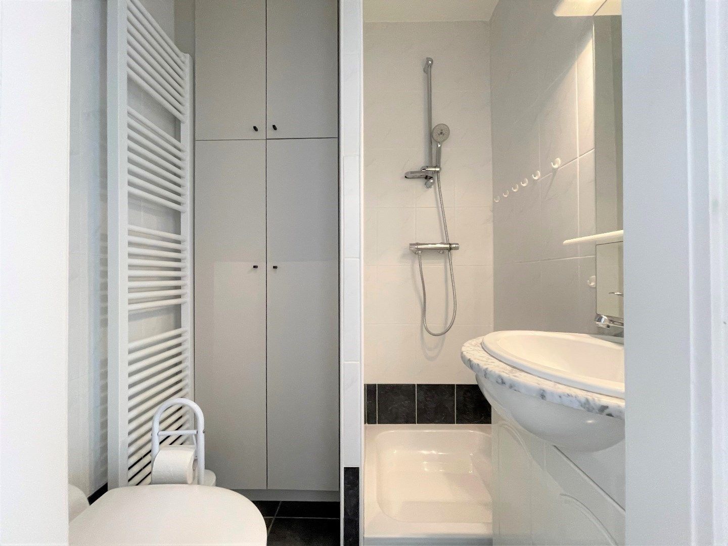 Gemeubelde vernieuwde studio op een toplocatie, vlakbij het Van Bunnenplein. foto 7