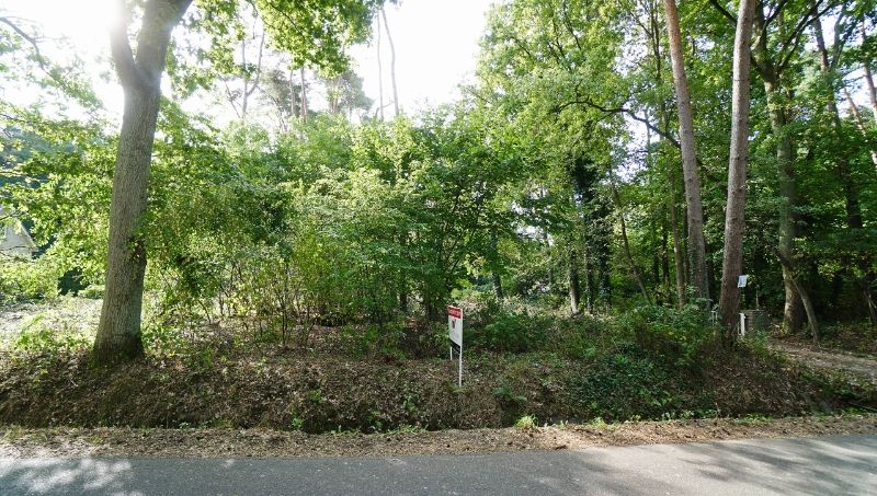 Residentieel gelegen bouwgrond van 15 are voor open bebouwing nabij golf- en meerdomein foto {{pictureIndex}}