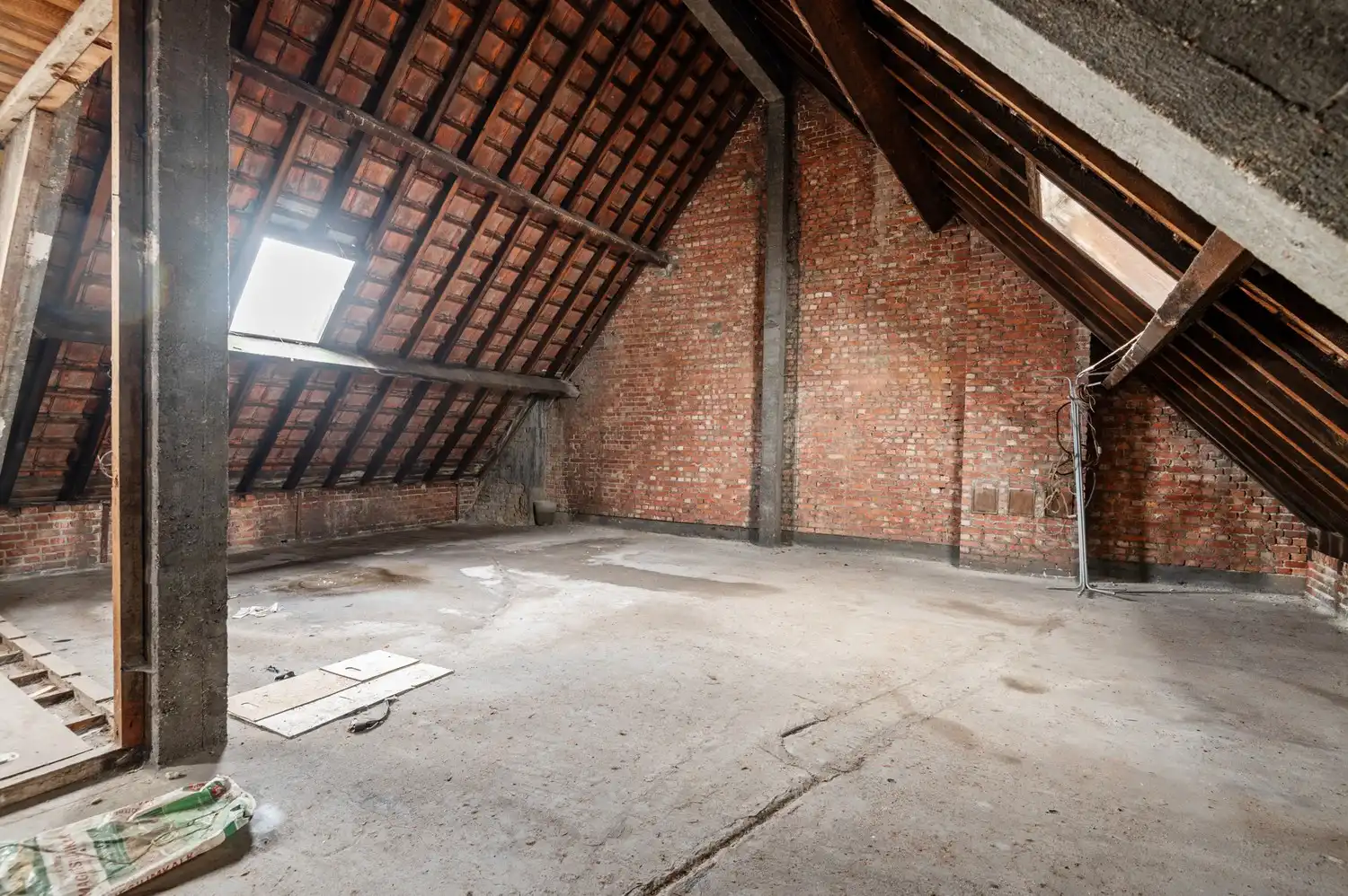 Opbrengsteigendom met een groot magazijn en 3 appartementen te koop! foto 32