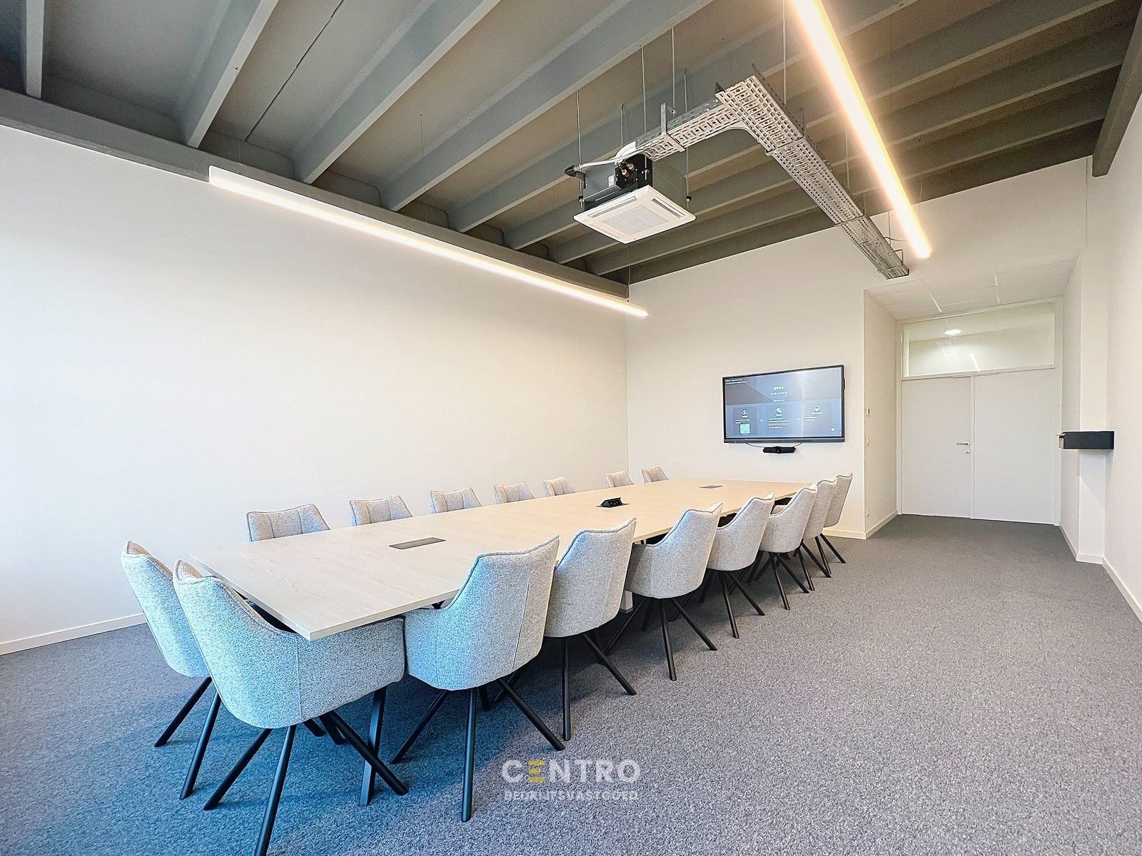 Energiezuinige, vernieuwde SERVICED kantoorruimte met mogelijkheid om een MAGAZIJN (215m²) bij te huren op Ieper Business Park! foto 4