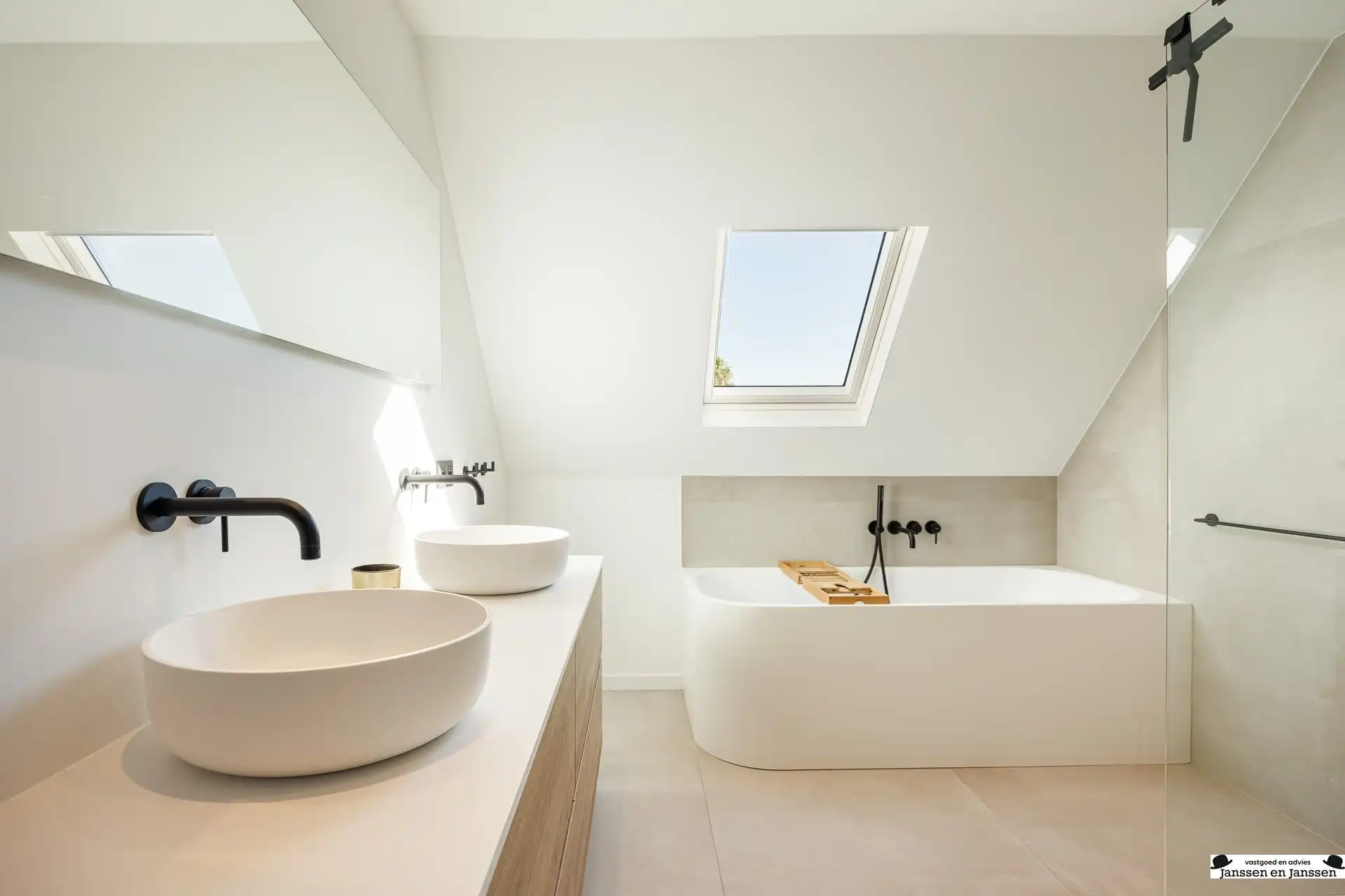 Prachtig gerenoveerde woning met 4 slaapkamers, garage en zonnige tuin foto 23