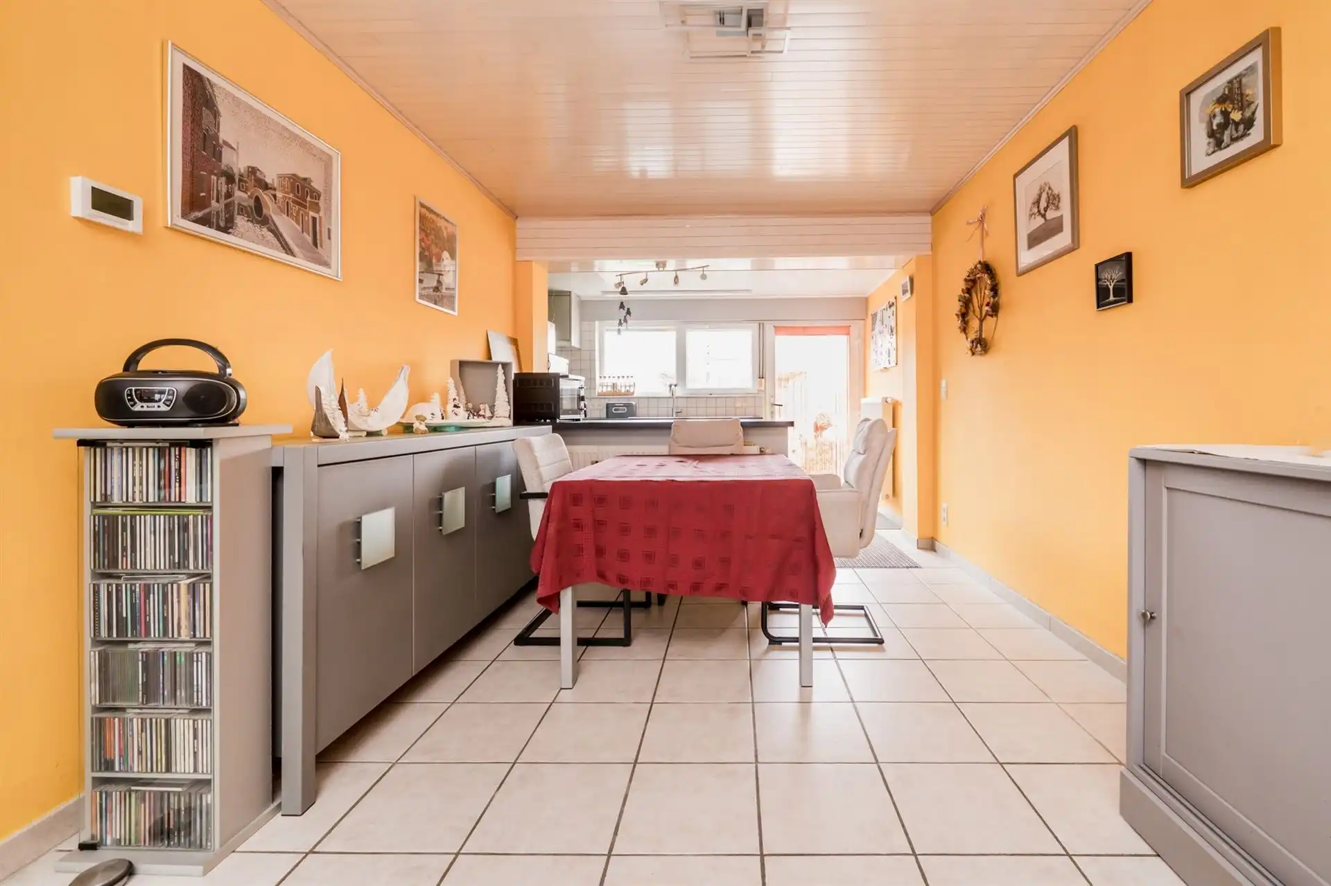 Zeer gezellige en charmante woning met prachtige tuin, oprit en ruime garage foto 5