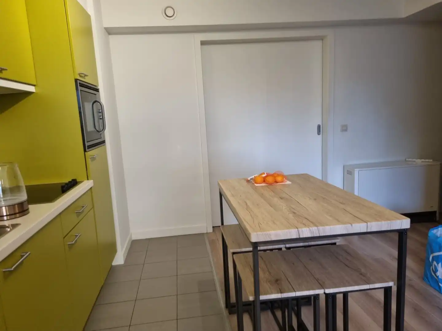 Stijlvolle studio met open leefruimte en aparte slaaphoek foto 2