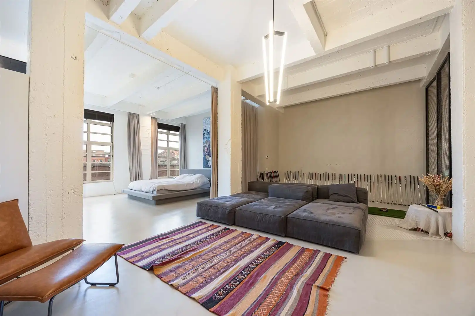 XXL loft met industriële ziel en terras foto 17