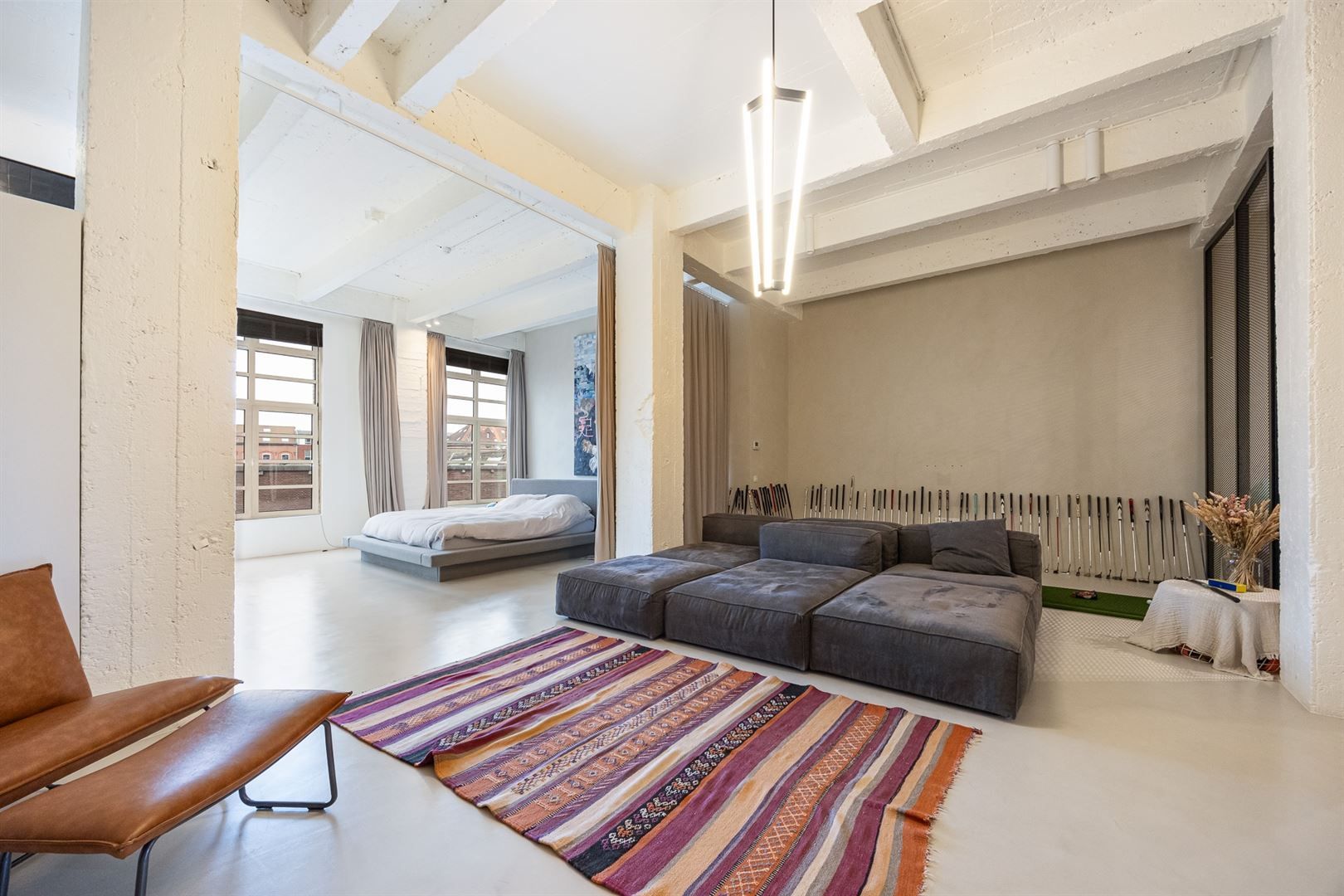 XXL loft met industriële ziel en terras foto 17